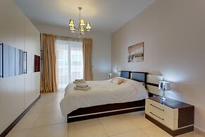 Stunning Seafront Lux Apt wt Pool, Upmarket Area