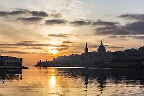 Stunning Seafront Lux Apt wt Pool, Upmarket Area