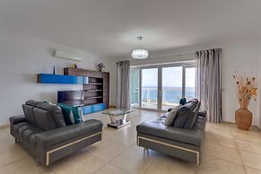 Stunning Seafront Lux Apt wt Pool, Upmarket Area