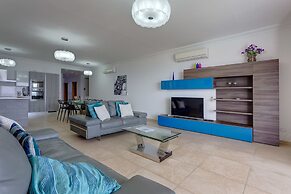 Stunning Seafront Lux Apt wt Pool, Upmarket Area
