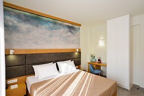 Elia Kalamaki Hotel