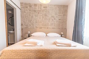 City Center Studio Apartments L&B