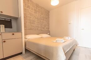 City Center Studio Apartments L&B