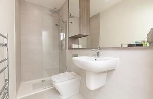 Deluxe Heathrow Apartments & Parking