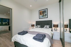 Deluxe Heathrow Apartments & Parking