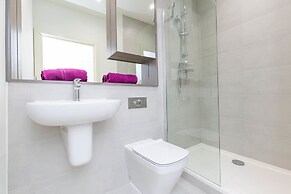 Deluxe Heathrow Apartments & Parking