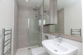 Deluxe Heathrow Apartments & Parking