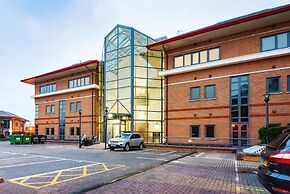 Deluxe Heathrow Apartments & Parking