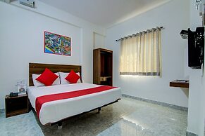 OYO 15695 Varcity Comforts