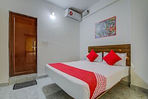 OYO 15695 Varcity Comforts