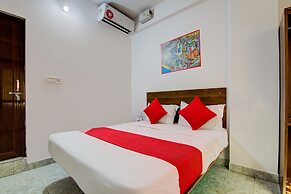 OYO 15695 Varcity Comforts