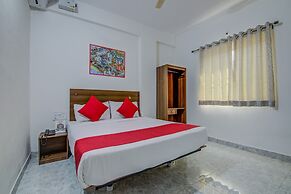OYO 15695 Varcity Comforts
