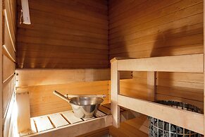 1BR Downtown Apt with Sauna, Hosts up to 8 Guests