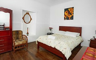 Colonial House Inn - Hostel