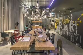 Moxy Edinburgh Airport