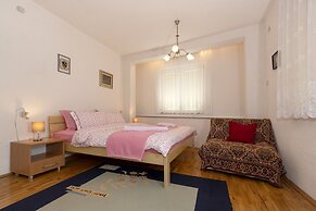 Bogdanovski Studios & Guest Rooms