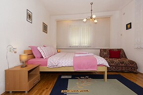 Bogdanovski Studios & Guest Rooms