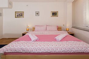 Bogdanovski Studios & Guest Rooms