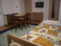 Bogdanovski Studios & Guest Rooms