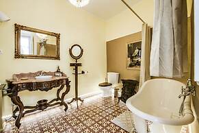 LUXa Charmhouse Hotel