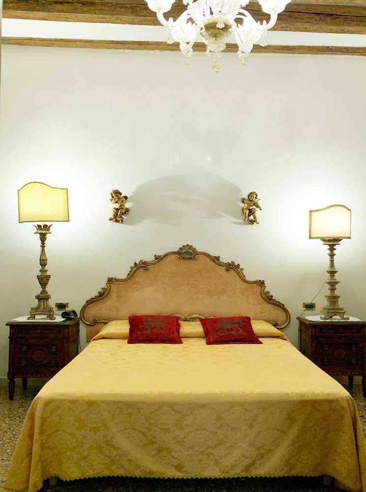 Luxury Venetian Rooms
