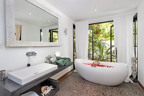 Villa Lora by Villa Finder