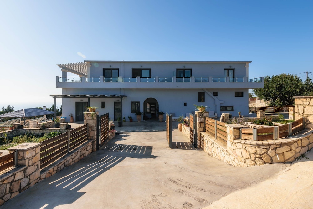 Alonaki Apartments