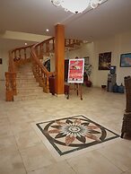 77 Sunset Plaza