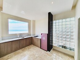 77 Sunset Plaza