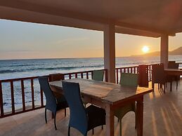 77 Sunset Plaza