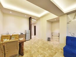 77 Sunset Plaza