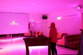 77 Sunset Plaza