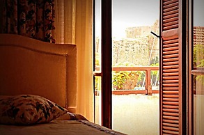 Breeze Flora Hotel