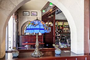 Le Chateau Lambousa Hotel