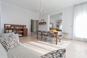 Boulevard 900 - Comfort and Style - Entire Structure 12 Beds