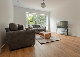 Spacious Modern Apartment