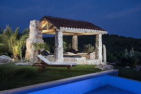 Luxury Villa Ocean Seeker with Pool