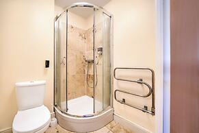 GO2 Gloucester Hotel by OYO