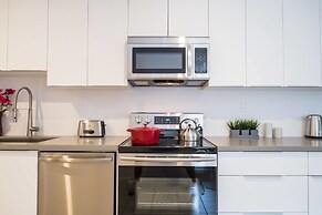 Chic & Central 3-bedroom in Little Italy