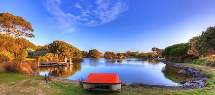 Stanley Lakeside Spa Cabins