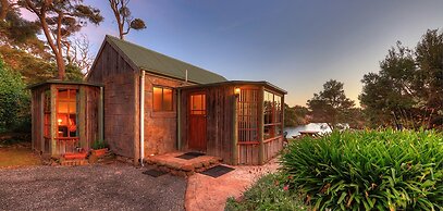 Stanley Lakeside Spa Cabins
