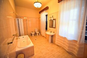 Rose Garden Hotel