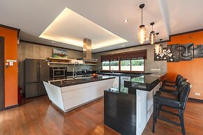Generous 6BR Balinese Pool Villa Sophia