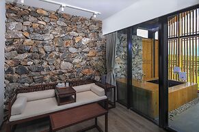 The Rock Hotel