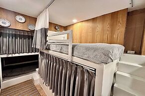 Blu Cabin Ari Stylish Gay Poshtel
