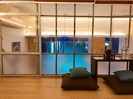 Blu Cabin Ari Stylish Gay Poshtel