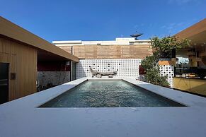 Blu Cabin Ari Stylish Gay Poshtel