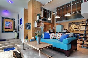 Blu Cabin Ari Stylish Gay Poshtel