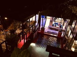 Blu Cabin Ari Stylish Gay Poshtel