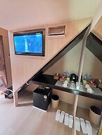 Blu Cabin Ari Stylish Gay Poshtel